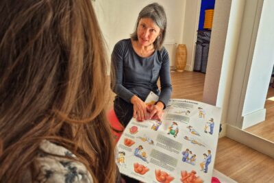 Une sage-femme du Département est en train d'expliquer, planche anatomique à l'ppui, les différentes étapes de l'accouchement à une future maman. - Agrandir l'image 1 sur 3, fenêtre modale