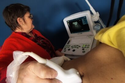 Une doctoresse est en train de faire un échographie sur le ventre d'une patiente - Agrandir l'image, fenêtre modale