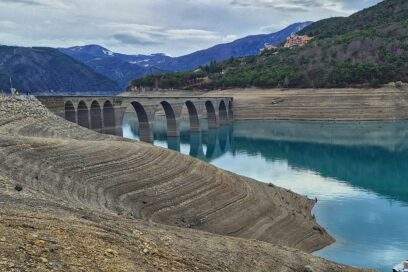 Un ancien pont ferroviaire émerge des eaux turquoise du lac de Serre-Ponçon pour le plus grand bonheur de promeneurs qui quelques semaines par an peuvent le traverser de part en part. - Agrandir l'image, fenêtre modale