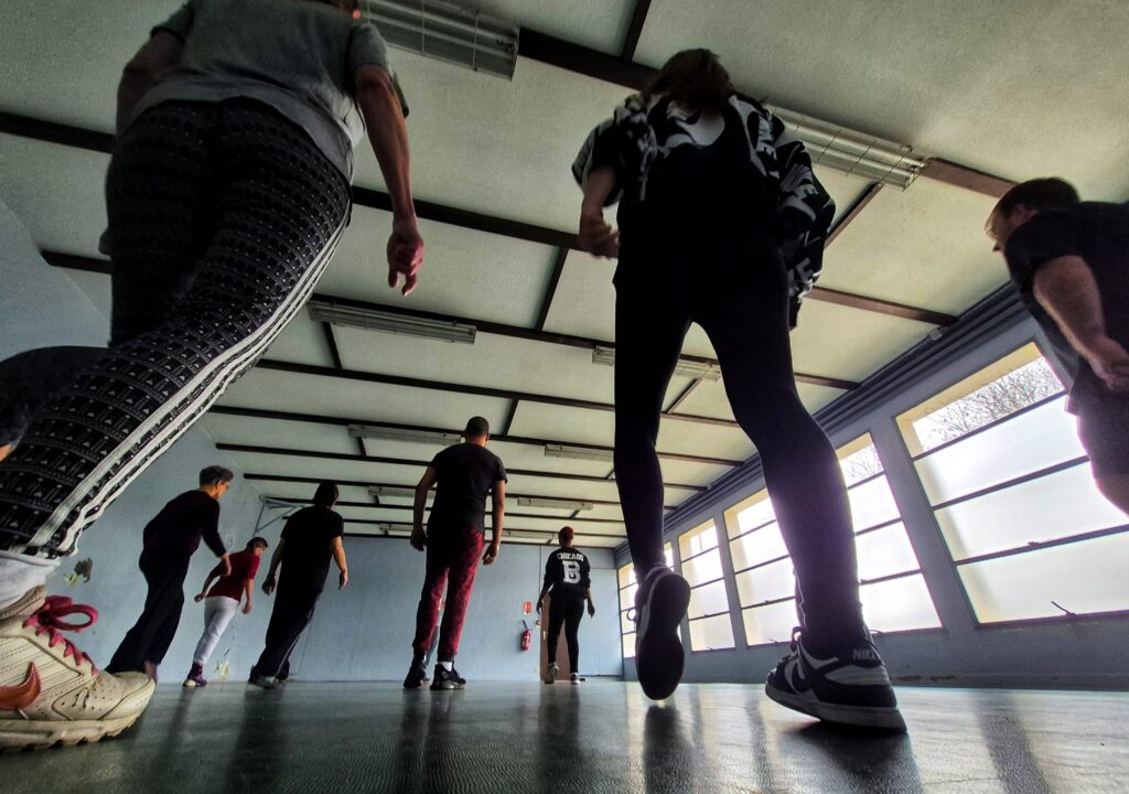 Une groupe de personnes dans un gymnase en train de faire de la danse en ligne. - Agrandir l'image, fenêtre modale