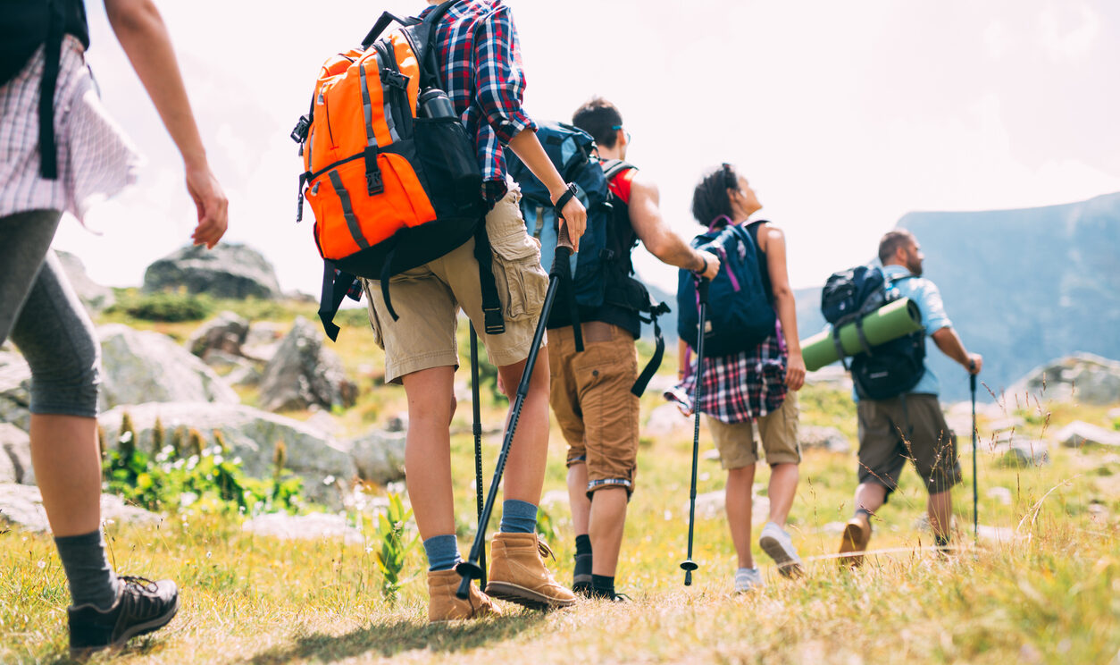 Randonneurs sur un sentier de montagne