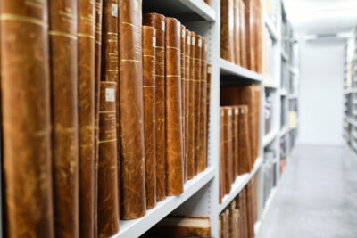 Des livres anciens, rangés dans les bibliothèques des archives départementales - Agrandir l'image 6 sur 9, fenêtre modale