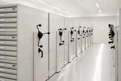 Les tiroirs de stockage des archives départementales - Agrandir l'image 8 sur 9, fenêtre modale