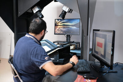 Un agent numérise un document dans les locaux des Archives départementales. - Agrandir l'image 9 sur 9, fenêtre modale