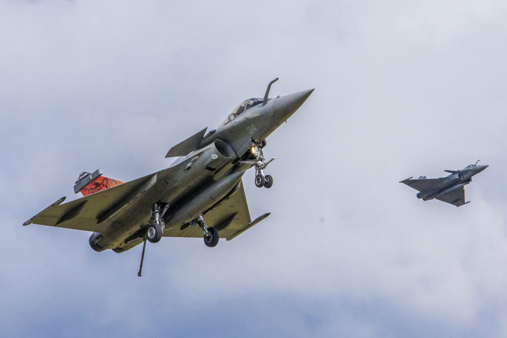 Deux avions de chasse en plein vol dans les airs. - Agrandir l'image, fenêtre modale
