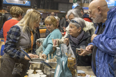 Visiteurs dégustant des produits des Hautes-Alpes sur le stand - Agrandir l'image 1 sur 25, fenêtre modale