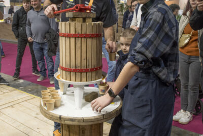 Démonstrations et dégustations sur le stand du salon de l'agriculture des Hautes-Alpes - Agrandir l'image 8 sur 25, fenêtre modale