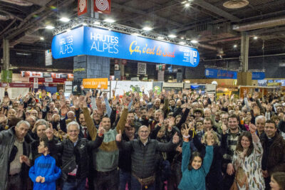 Photo d'une centaine de personnes levant les mains en l'air devant le stand des Hautes-Alpes - Agrandir l'image 10 sur 25, fenêtre modale