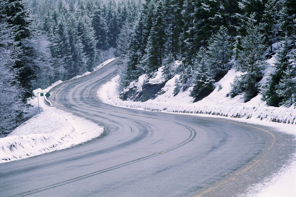 Route enneigée où la circulation est délicate - Agrandir l'image, fenêtre modale