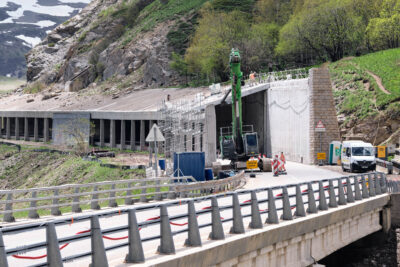 Une route en pleine montagne sur laquelle un ouvrage d'art bétonné est en train d'être construit. - Agrandir l'image 7 sur 12, fenêtre modale