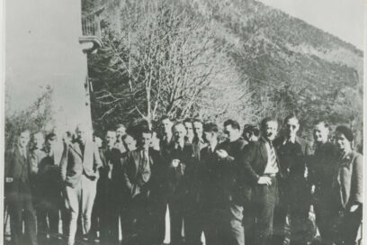 Une vielle photo en noir et blanc un peu passée. Dessus, une vingtaine d'hommes en costume-cravate, d'autres en veste de ville et béret sur la tête. La plupart sourient. Ils semblent poser pour la postérité. Parmi eux, François Mitterrand jeune. - Agrandir l'image, fenêtre modale