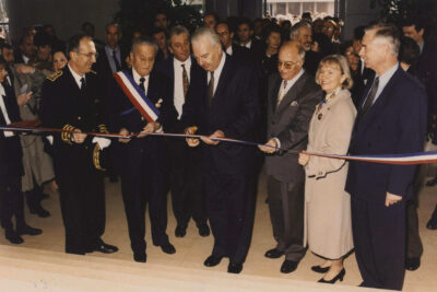 Le président du Sénat René Monory coupe le ruban inaugural. - Agrandir l'image 4 sur 7, fenêtre modale