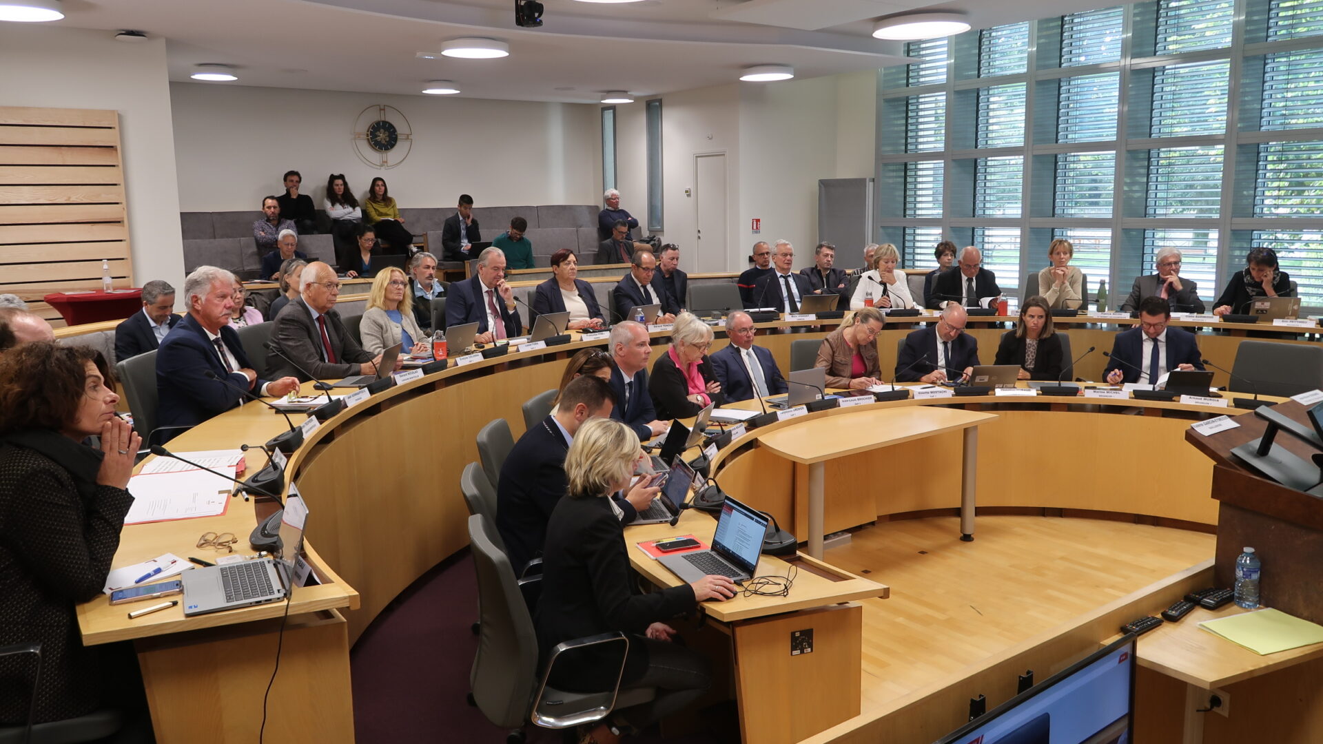 Conseillers départementaux dans l'hémicycle