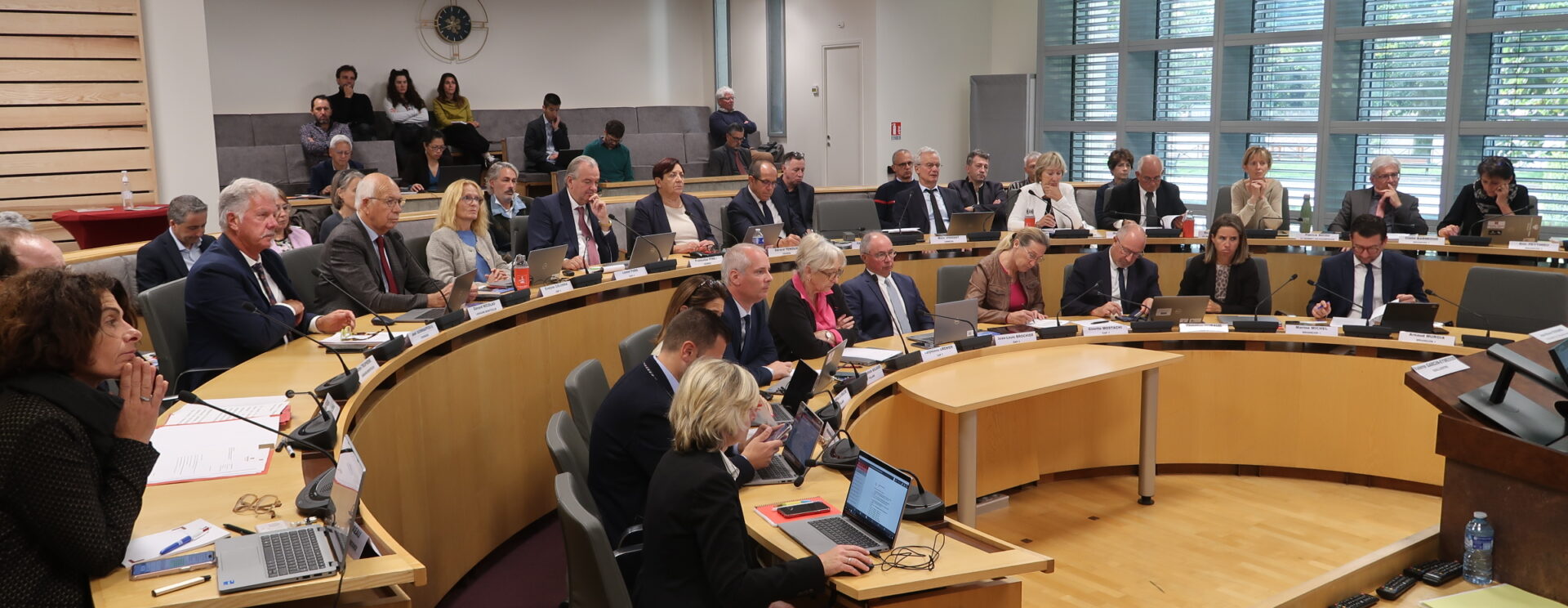 Conseillers départementaux dans l'hémicycle