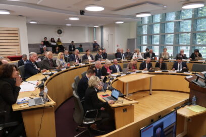 Conseillers départementaux dans l'hémicycle - Agrandir l'image, fenêtre modale