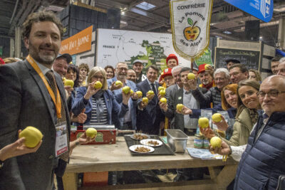 Photo de groupe de personnalités politiques tenant à la main la pomme des Hautes-Alpes - Agrandir l'image 13 sur 25, fenêtre modale