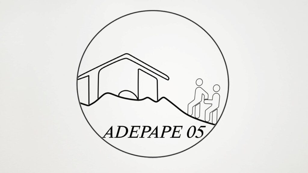 Il s'agit d'un logo sur fond blanc sur lequel est dessiné d'un trait noir une maison, la silhouette d'un crête de montagnes et deux personnage simples dont on devine que le premier tient la main du second pour l'entrainer ver l'avant - Agrandir l'image, fenêtre modale