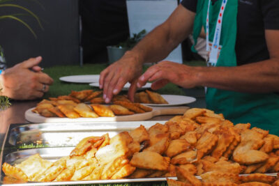Les tourtons, spécialité culinaire des Hautes-Alpes, étaient de sortie lors du département du Tour de France à Gap - Agrandir l'image 10 sur 13, fenêtre modale