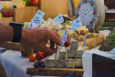 Les fromages des Hautes-Alpes étaient de sortie lors du département du Tour de France à Gap - Agrandir l'image 11 sur 13, fenêtre modale