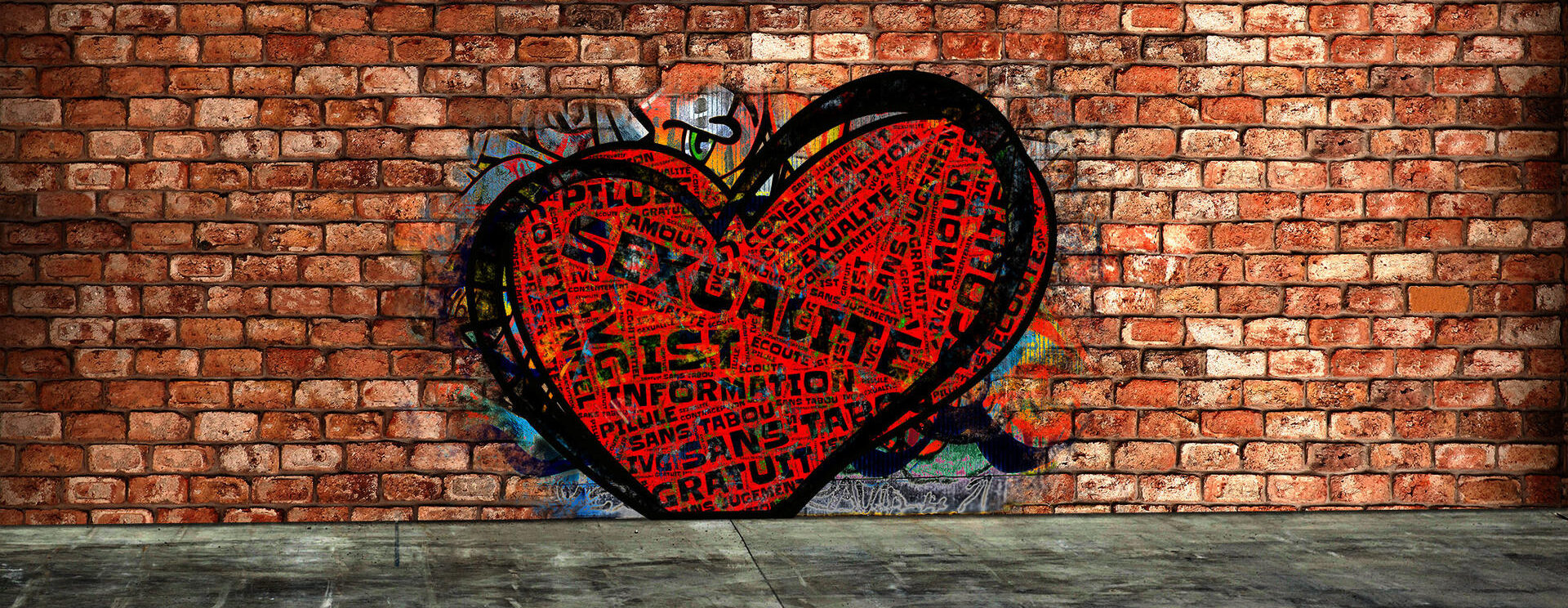 Un mur de brique rouges sur lequel a été tagué un cœur rempli de mots clefs liés à la sexualité