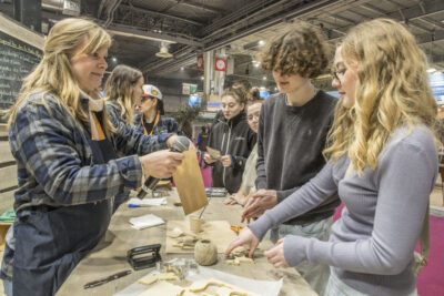 Des enfants lors d'un atelier proposé sur le stand des Hautes-Alpes - Agrandir l'image 22 sur 25, fenêtre modale