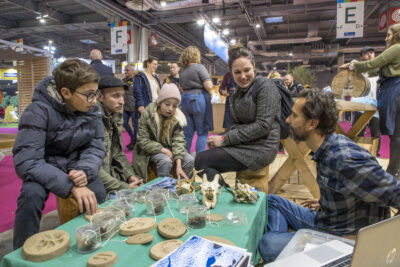 Une famille discutant avec un artisan des Hautes-Alpes - Agrandir l'image 24 sur 25, fenêtre modale