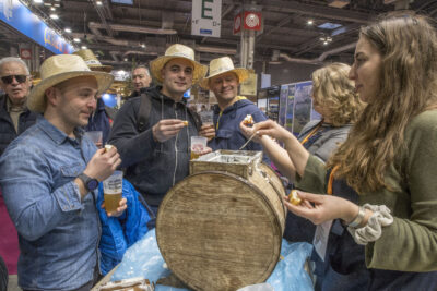 Visiteurs dégustant des produits des Hautes-Alpes sur le stand - Agrandir l'image 25 sur 25, fenêtre modale