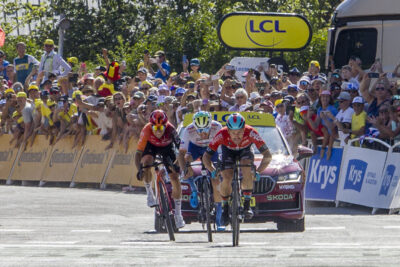 Trois cyclistes arrivent sur la ligne d'arrivée du Tour de France 2024 à Barcelonnette - Agrandir l'image 7 sur 13, fenêtre modale