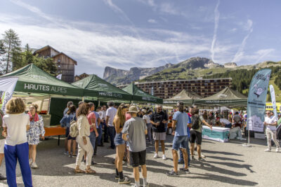Stands lors du passage du Tour de France dans le Dévoluy - Agrandir l'image 8 sur 13, fenêtre modale