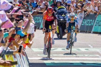 Deux coureurs arrivent sur la ligne d'arrivée du Tour de France le 17 juillet 2024 à Superdévoluy. - Agrandir l'image 6 sur 13, fenêtre modale