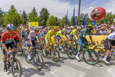 Les cyclistes prêts au départ à Embrun - Agrandir l'image 12 sur 13, fenêtre modale
