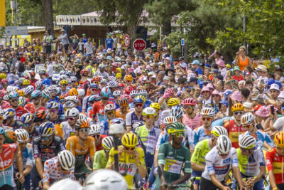 Les cyclistes prêts au départ à Embrun - Agrandir l'image 13 sur 13, fenêtre modale