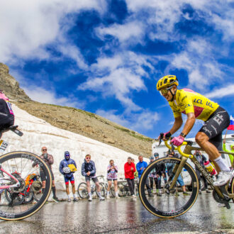 Les spectateurs assistent au passage du Tour de France au col du Galibier