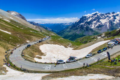 Les spectateurs assistent au passage du Tour de France au col du Galibier - Agrandir l'image 2 sur 13, fenêtre modale