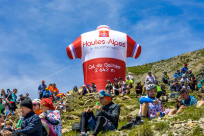 Une structure gonflage en forme de maillot de cycliste aux couleurs du Département des Hautes-Alpes annonce le col du Galibier et son altitude de 2642 mètres - Agrandir l'image 3 sur 13, fenêtre modale