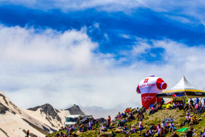 Les spectateurs assistent au passage du Tour de France au col du Galibier. Une structure gonflage en forme de maillot de cycliste aux couleurs du Département des Hautes-Alpes annonce le col du Galibier et son altitude de 2642 mètres - Agrandir l'image 4 sur 13, fenêtre modale
