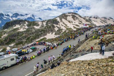 Les spectateurs assistent au passage du Tour de France au col du Galibier - Agrandir l'image 5 sur 13, fenêtre modale