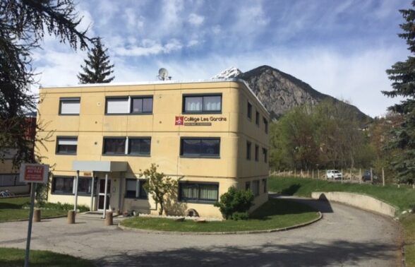 Entrée du collège Les Garcins