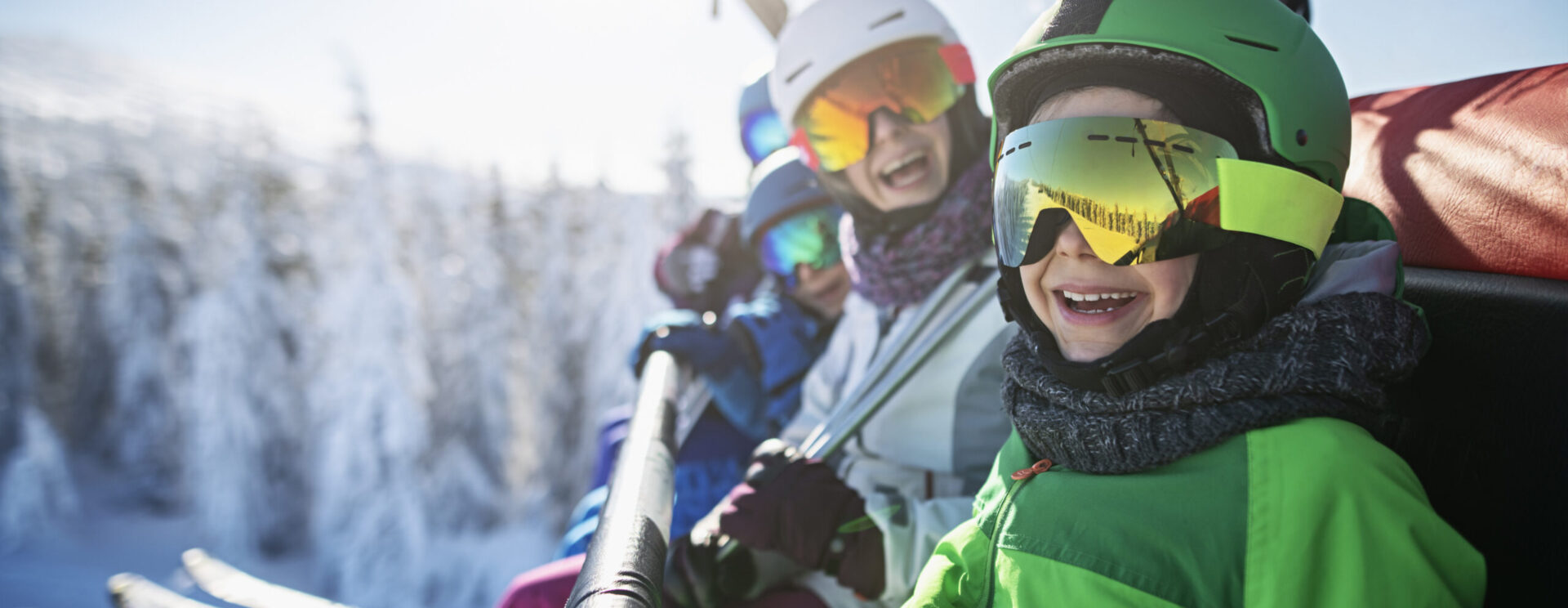 Skieurs sur une remontée mécanique
