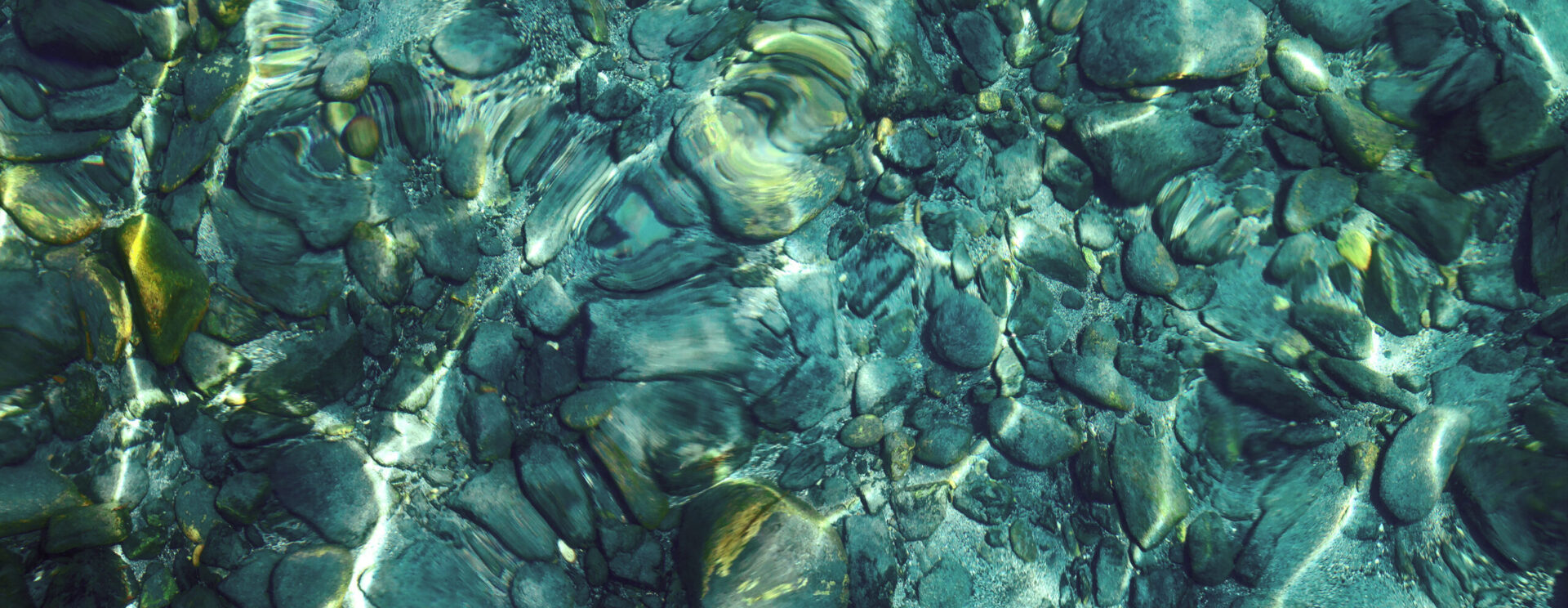 Galets au fond d'un cours d'eau translucide
