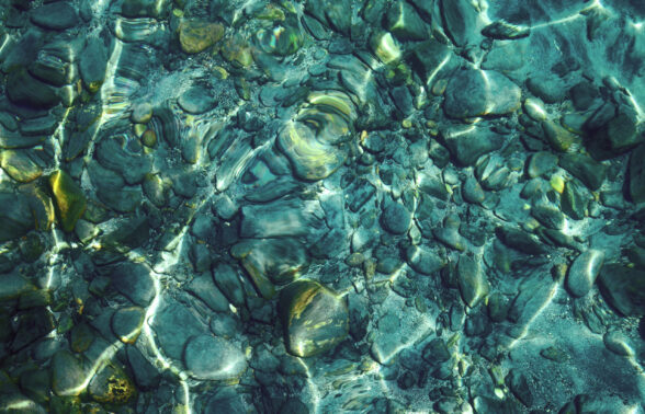 Galets au fond d'un cours d'eau translucide