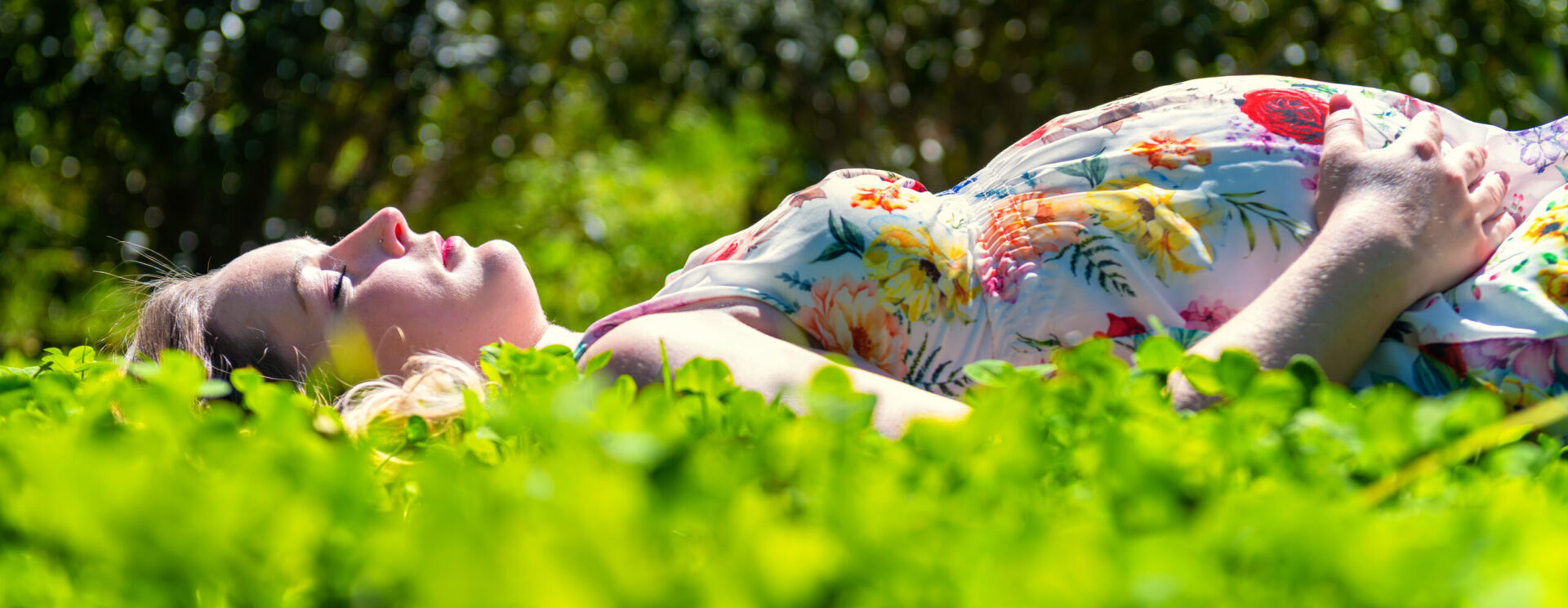 Femme enceinte allongée dans l'herbe