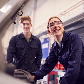 Etudiants dans un garage lors d'un atelier de mécanique