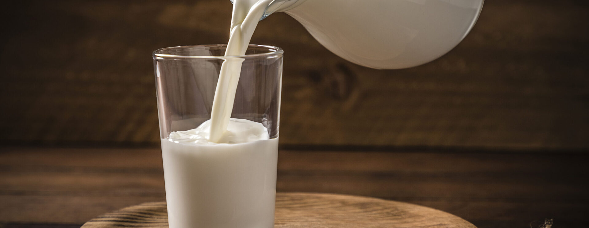 Cruche remplissant un verre de lait