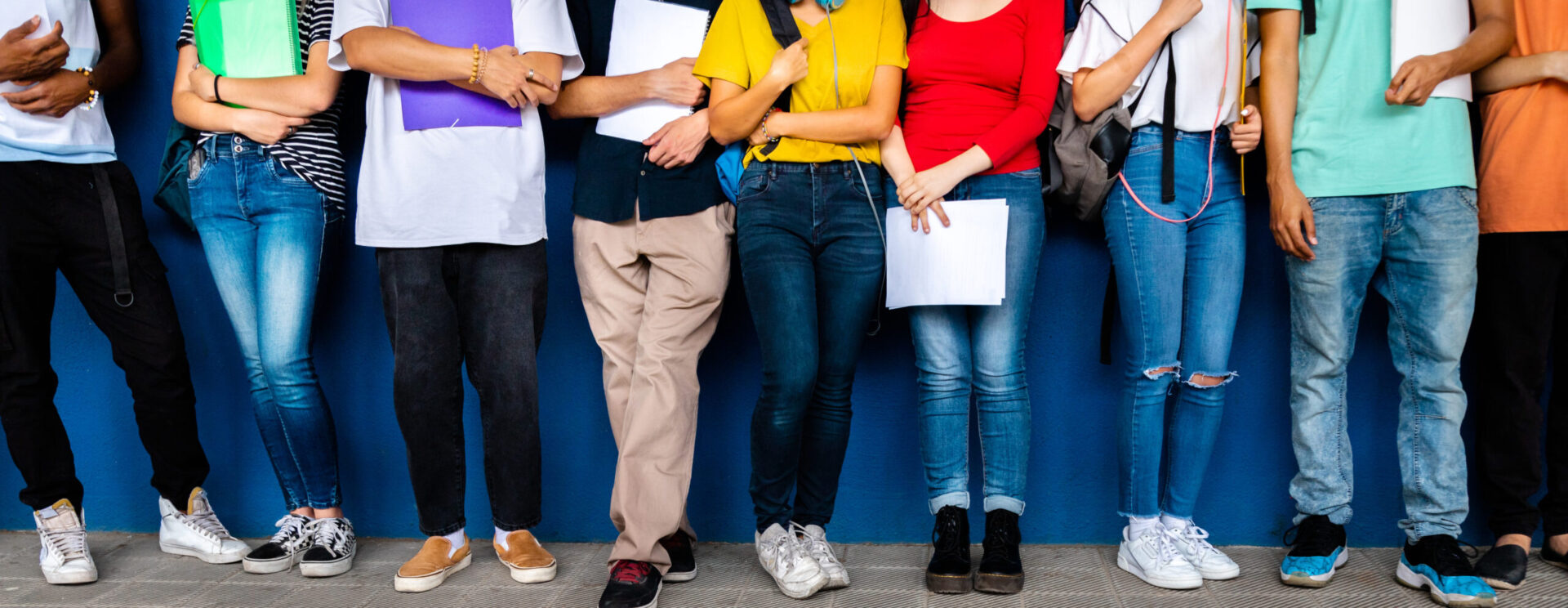 Collégiens avec leurs affaires de cours