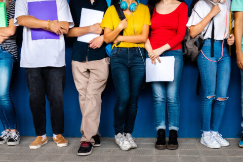 Collégiens avec leurs affaires de cours