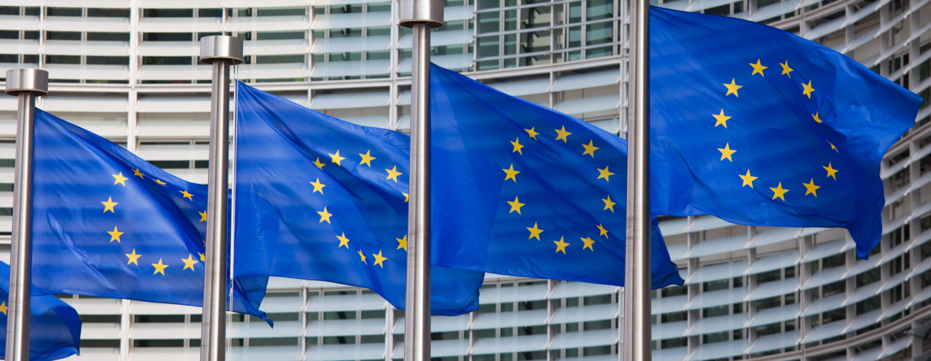 Drapeaux de l'Europe devant le bâtiment de la commission européenne