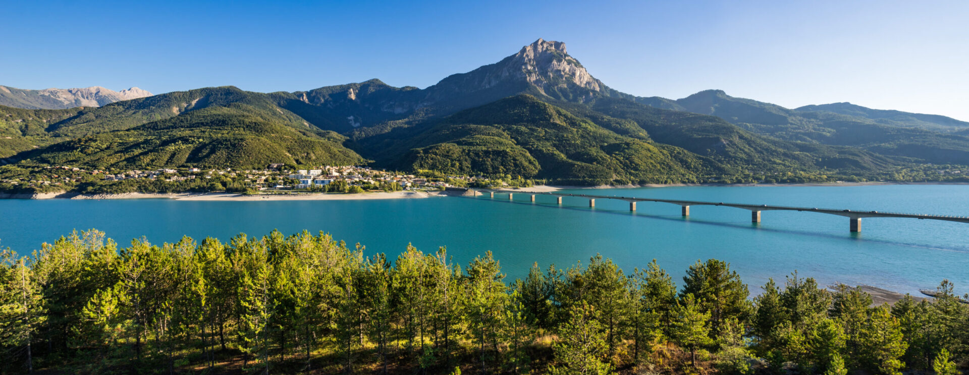 Pont sur le lac de Serre-Ponçon