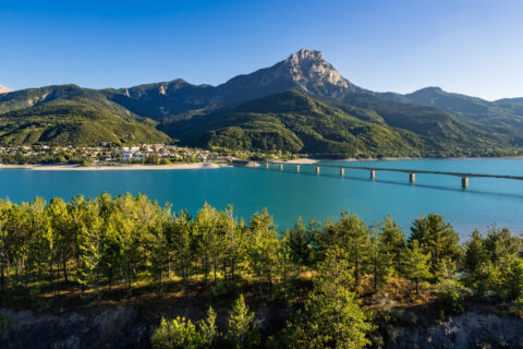 Pont sur le lac de Serre-Ponçon