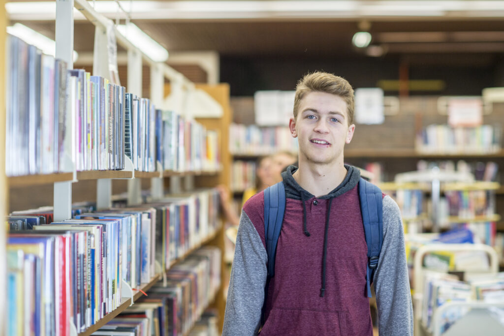 Collégien dans une bibliothèque - Agrandir l'image, fenêtre modale